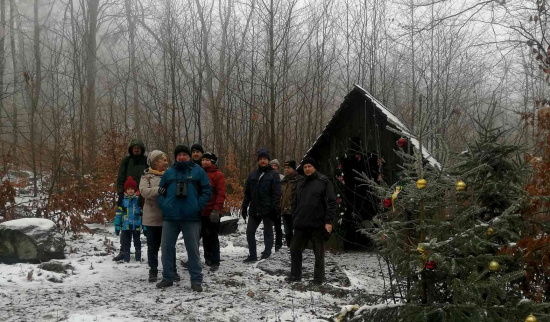 Bei der alljährlichen Jahresabschlusswanderung erwartete die Gruppe des NABU Kamenz eine weihnachtliche geschmückte Wanderhütte. Foto: Lutz Fankhänel